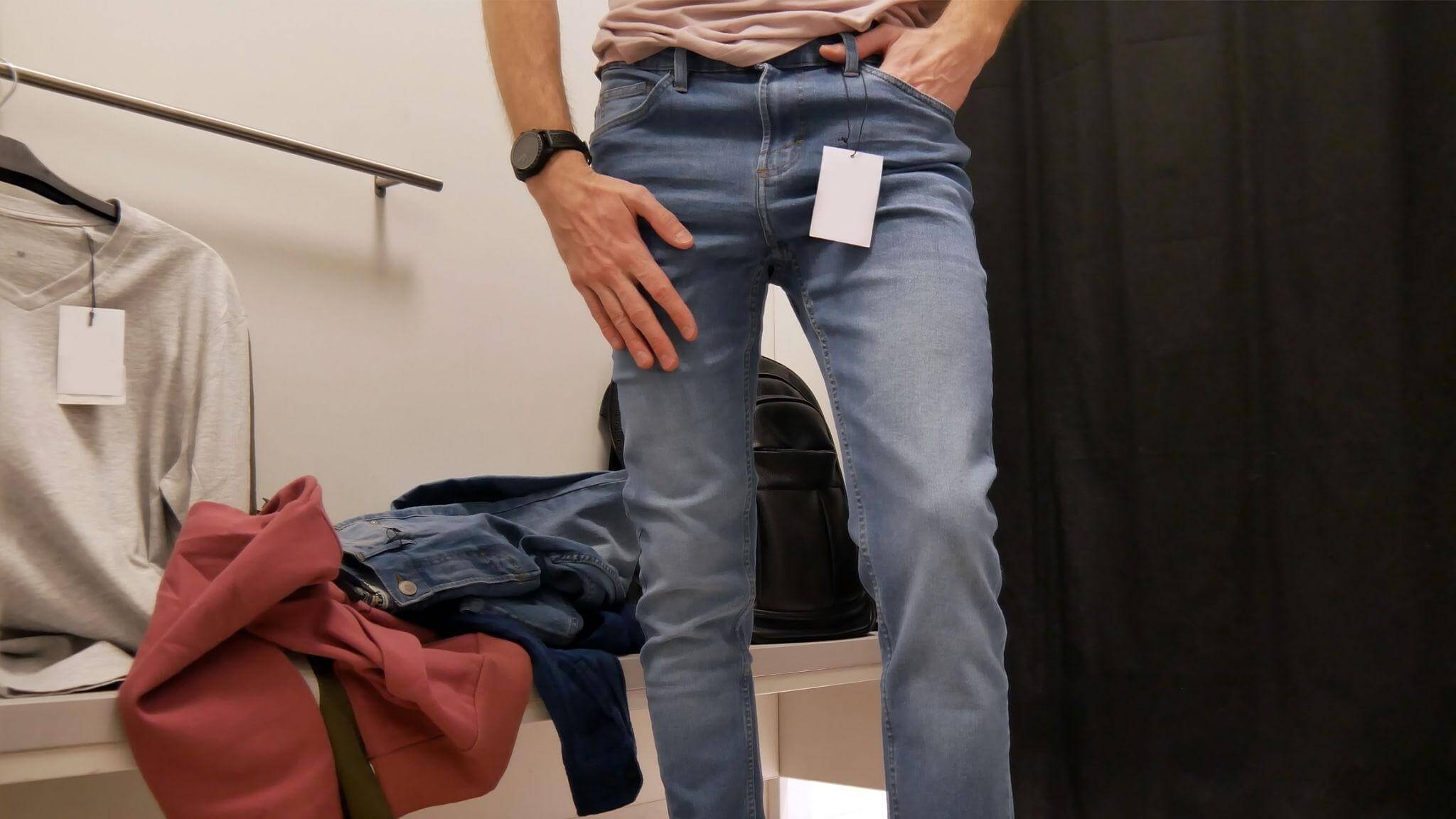 essayage jean homme choisir entre deux tailles ajustement
